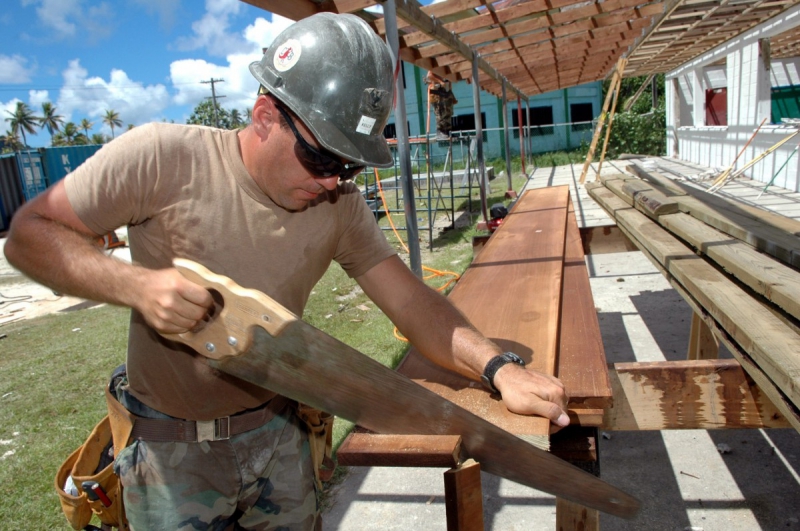 charpentier-CARCES-min_worker_construction_building_carpenter_male_job_build_helmet-893290